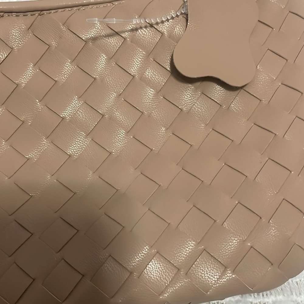 NWOT Tan Woven Women's Bag - Picture 2 of 13